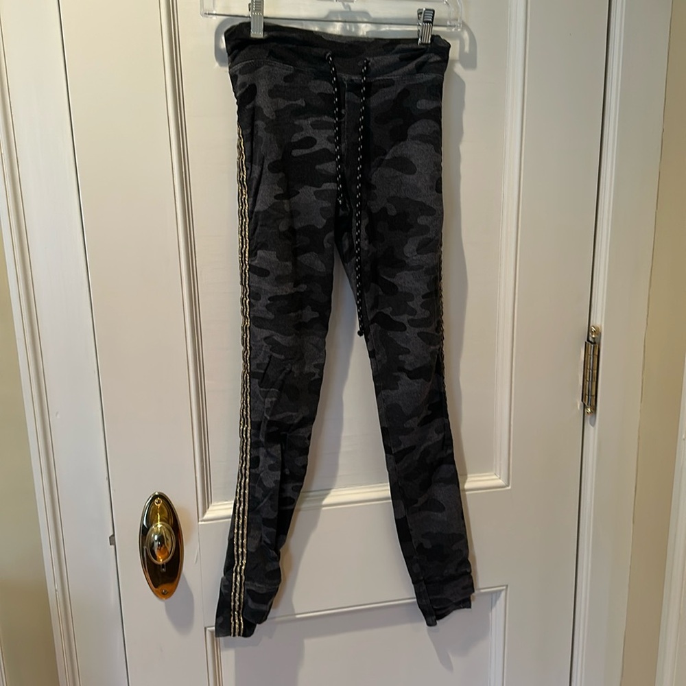 Sundry blk and gray camo legging with gold and black side stripe size 0